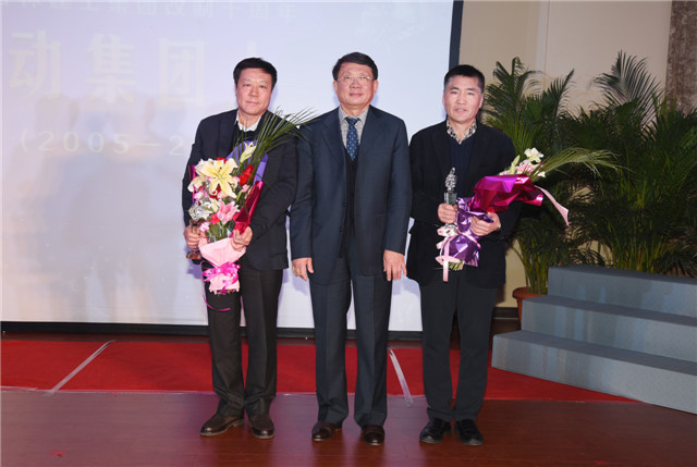 董事长,总裁徐保政为徐宏伟,吴景华同志颁发奖杯党委书记,副总裁陈伟